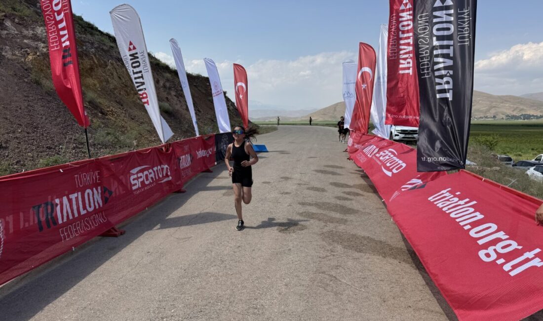 HAKKARİ (AA) – Türkiye Triatlon Federasyonu tarafından organize edilen Bölgesel
