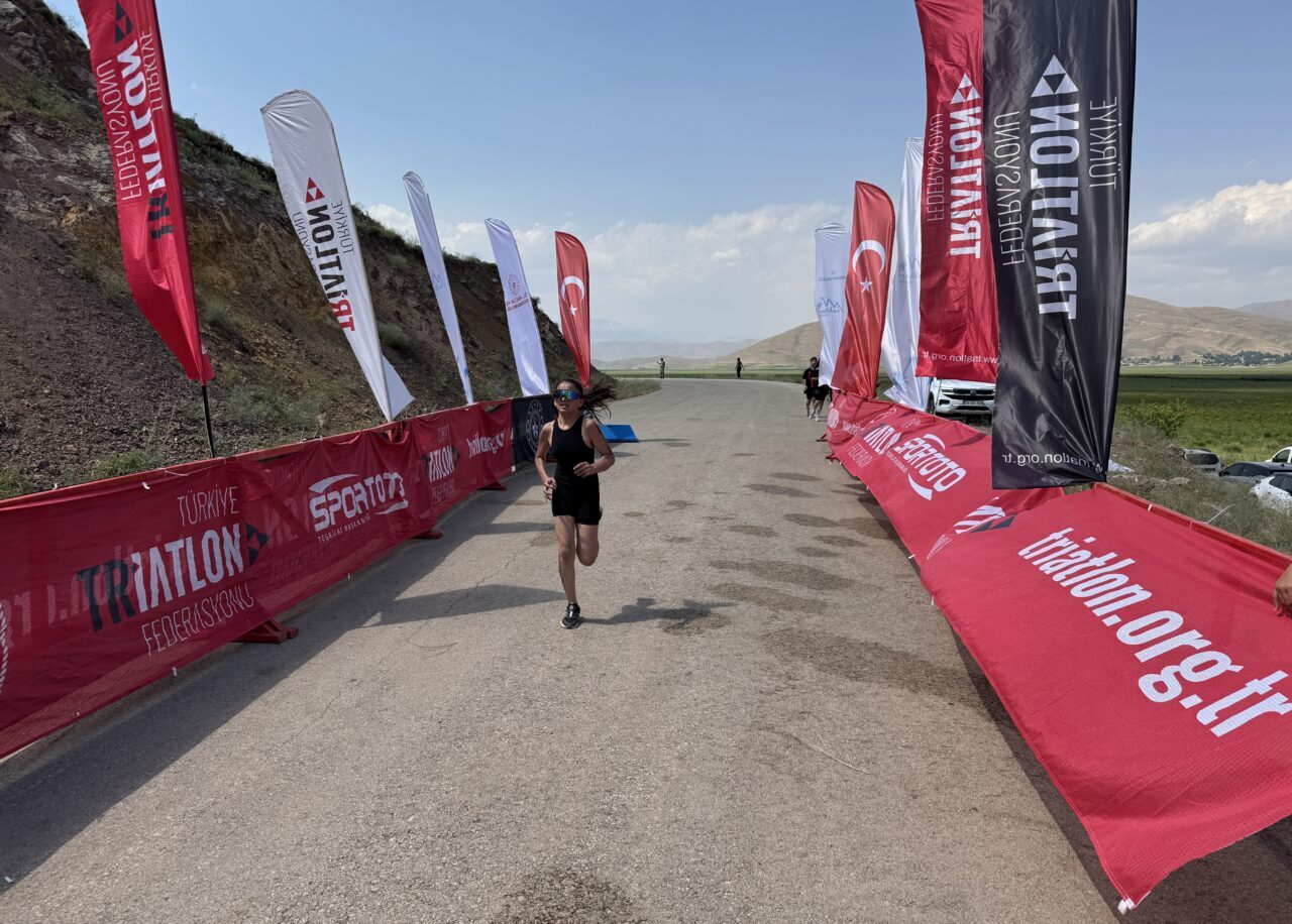 HAKKARİ (AA) – Türkiye Triatlon Federasyonu tarafından organize edilen Bölgesel
