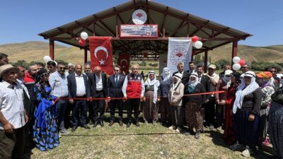 HAKKARİ (AA) – Hakkari'nin Yüksekova ilçesinde süt sağan kadın üreticilerin