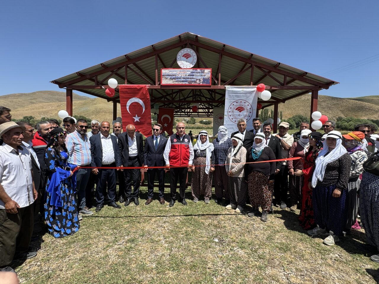 HAKKARİ (AA) – Hakkari'nin Yüksekova ilçesinde süt sağan kadın üreticilerin