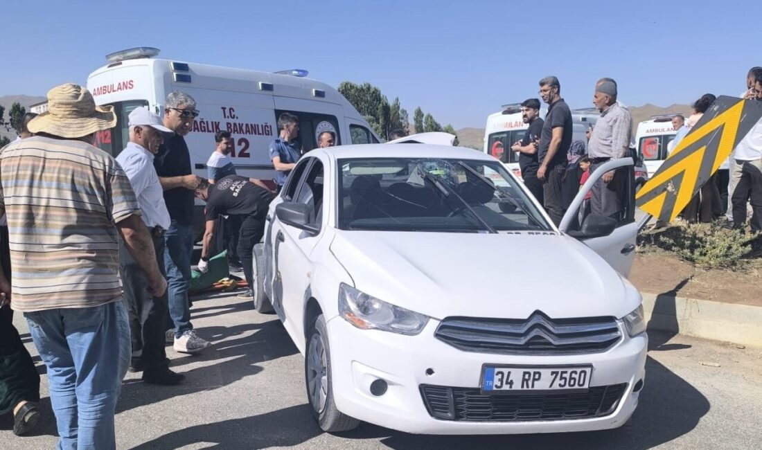 HAKKARİ (AA) – Hakkari'nin Yüksekova ilçesinde kamyon ile otomobilin çarpışması