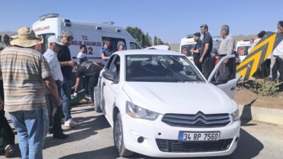 HAKKARİ (AA) – Hakkari'nin Yüksekova ilçesinde kamyon ile otomobilin çarpışması