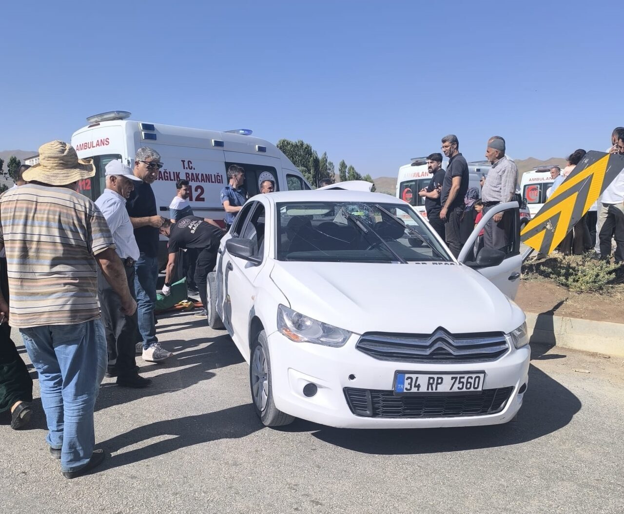 HAKKARİ (AA) – Hakkari'nin Yüksekova ilçesinde kamyon ile otomobilin çarpışması