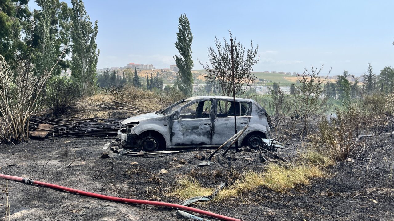 HATAY (AA) – Hatay'ın Kırıkhan ilçesinde bahçede çıkan yangın ekiplerin