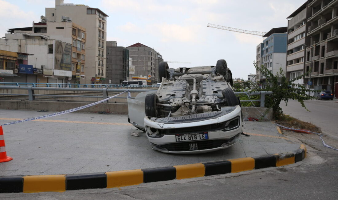 HATAY (AA) – Hatay'ın İskenderun ilçesinde otomobilin devrilmesi sonucu 2