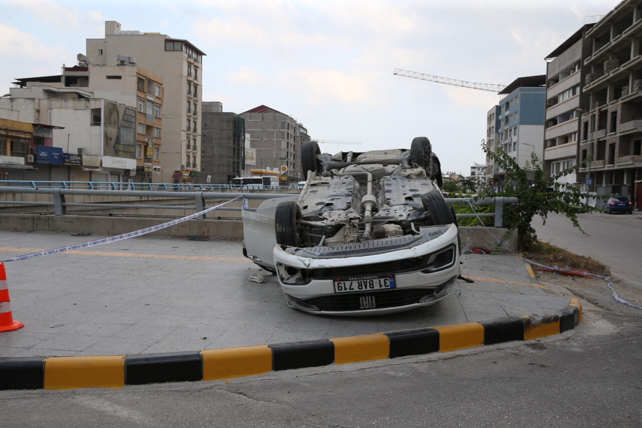 HATAY (AA) – Hatay'ın İskenderun ilçesinde otomobilin devrilmesi sonucu 2