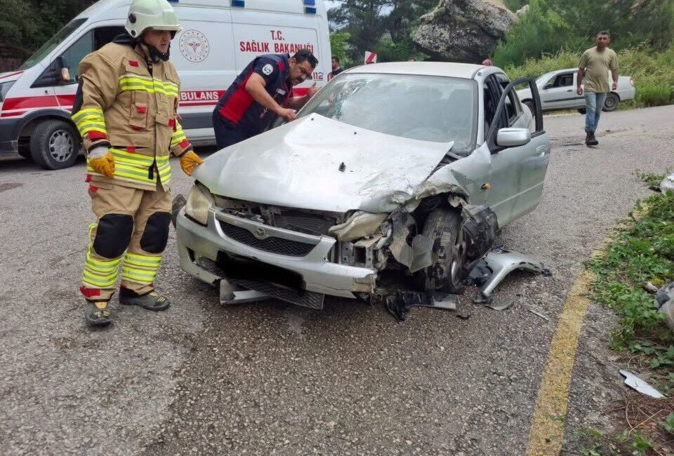 HATAY (AA) – Hatay'ın Belen ilçesinde pikap ile otomobilin çarpışması