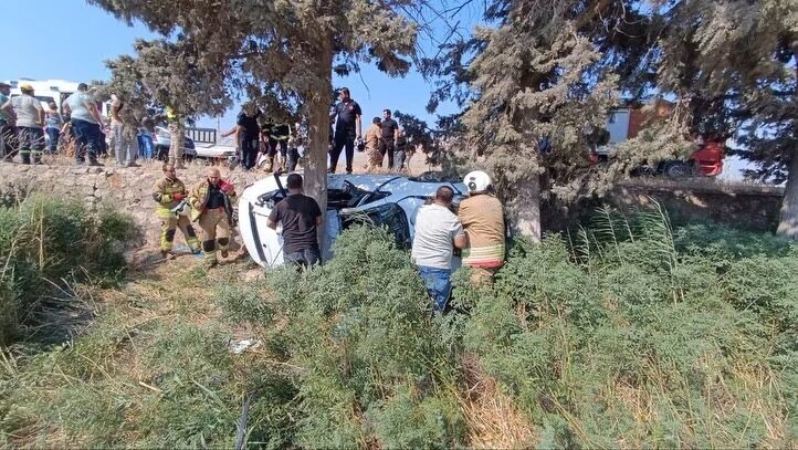 HATAY (AA) – Hatay'ın Kırıkhan ilçesinde otomobilin şarampole devrilerek ağaca