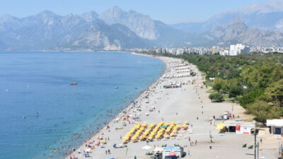 ANTALYA (AA) – Antalya'da etkili olan sıcak havadan bunalan kent