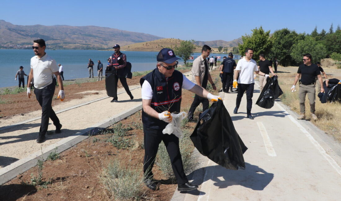 ELAZIĞ (AA) – Elazığ'ın Sivrice ilçesindeki Hazar Gölü kıyısında temizlik