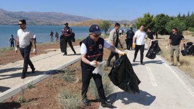 ELAZIĞ (AA) – Elazığ'ın Sivrice ilçesindeki Hazar Gölü kıyısında temizlik