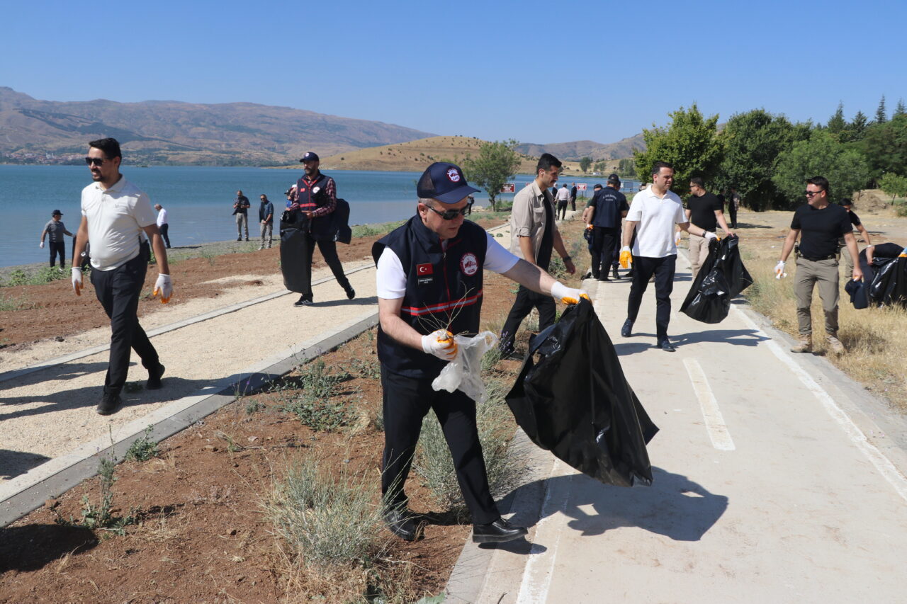 ELAZIĞ (AA) – Elazığ'ın Sivrice ilçesindeki Hazar Gölü kıyısında temizlik