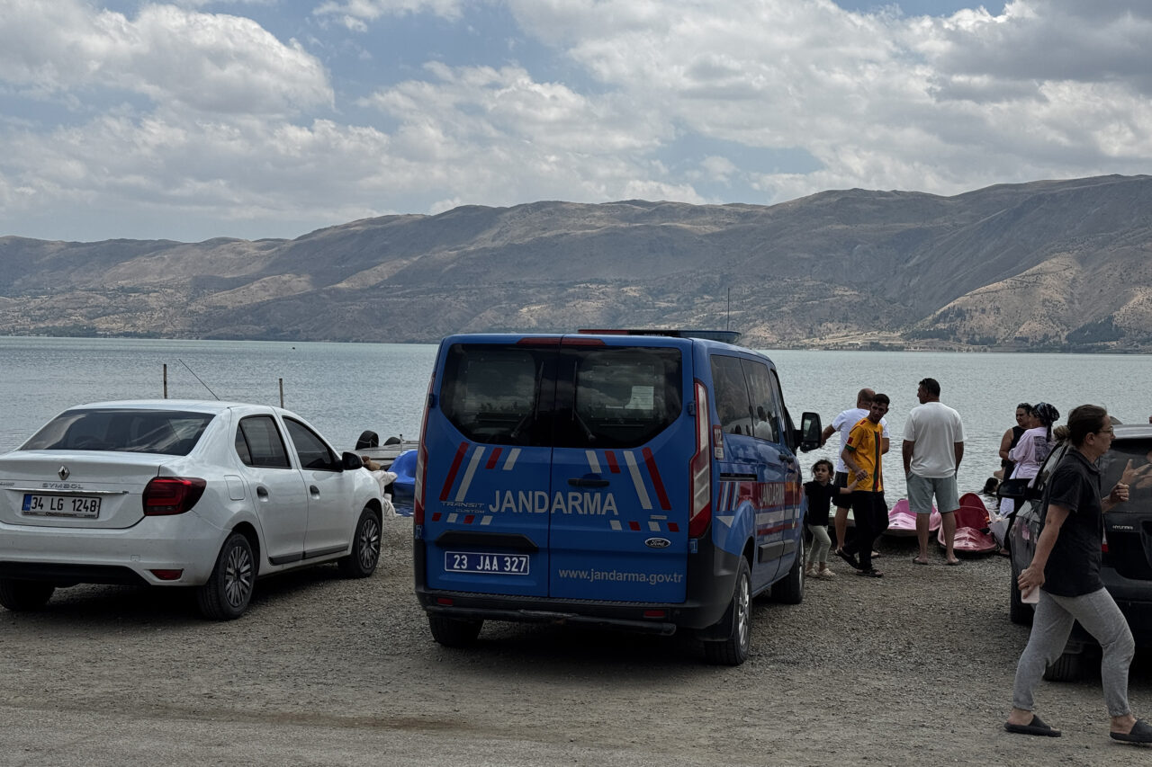 ELAZIĞ (AA) – Elazığ'ın Sivrice ilçesindeki Hazar Gölü'nde su alan