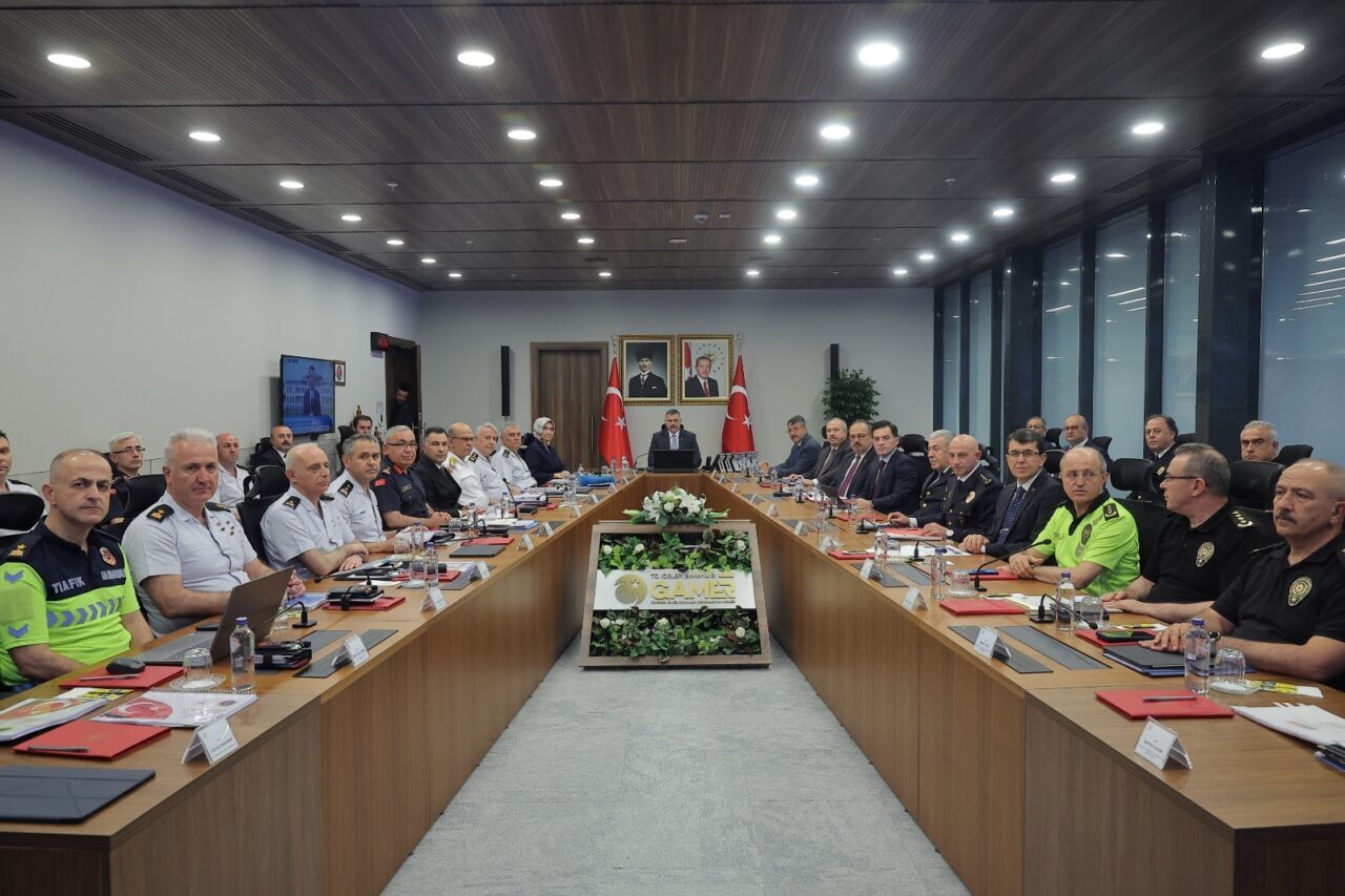 - İçişleri Bakanı Çiftçi:
- "Havalimanlarından zirve alanlarına, konaklama noktalarından intikal