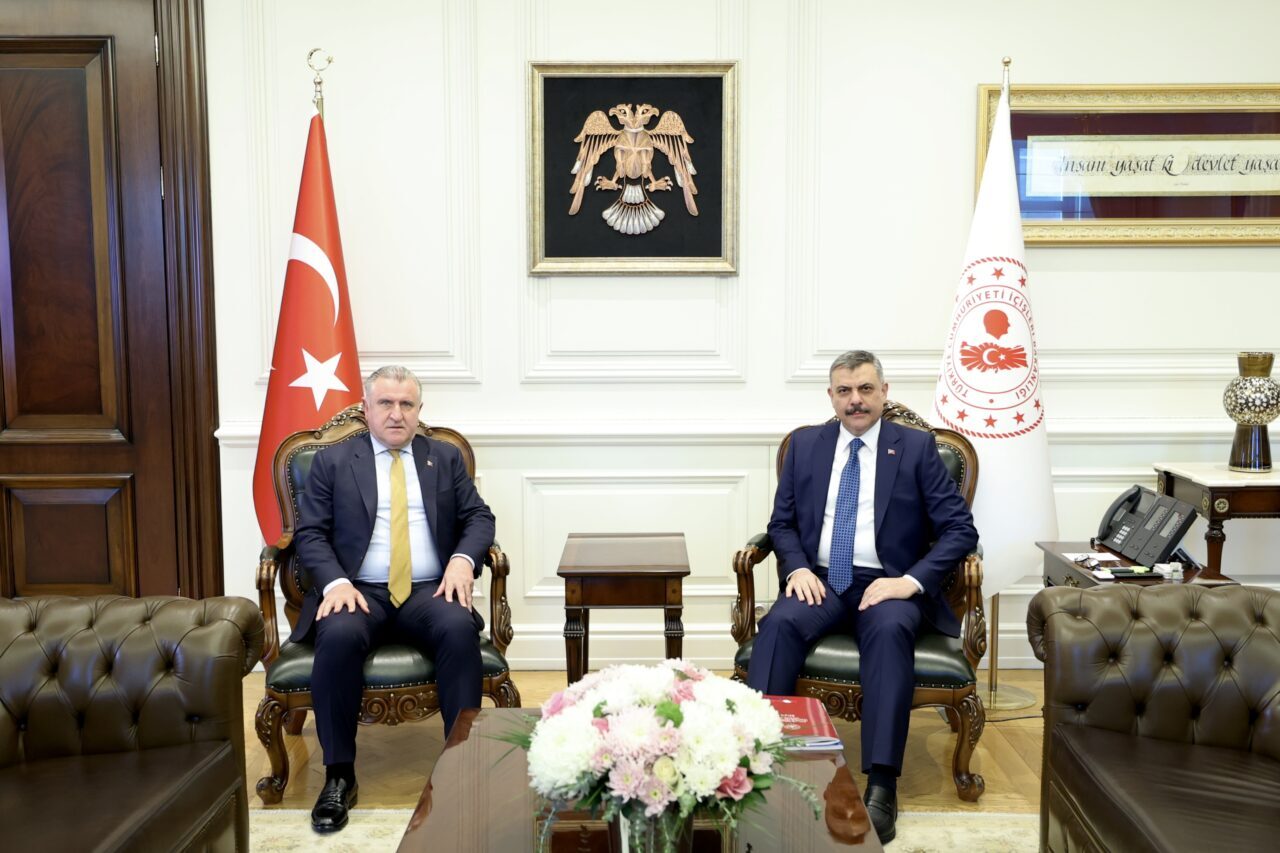 - İçişleri Bakanı Mustafa Çiftçi:
- "Sporun birleştirici ruhuna yakışır şekilde,