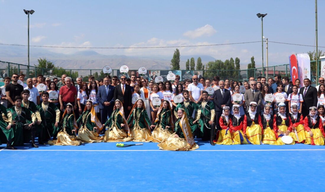 - Turnuvaya 40 ilden 88 erkek, 88 kadın olmak üzere