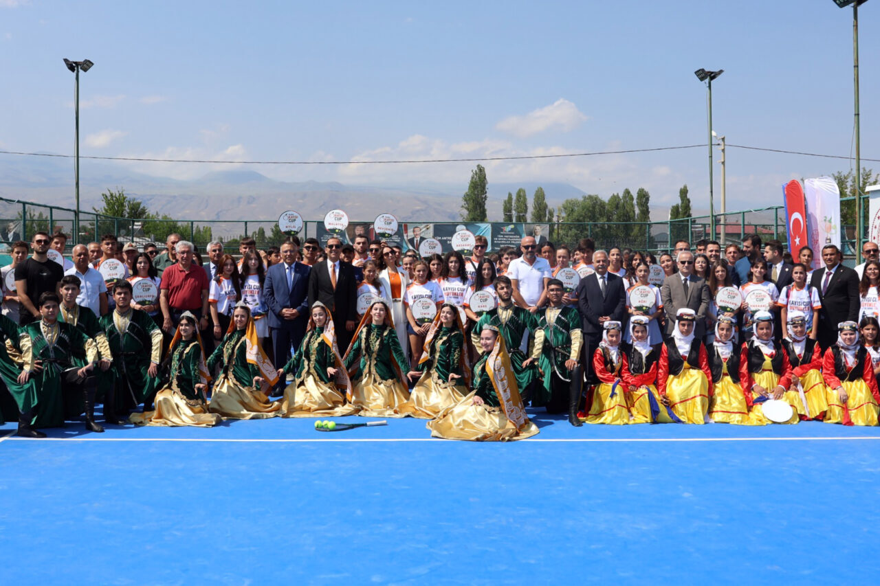 - Turnuvaya 40 ilden 88 erkek, 88 kadın olmak üzere