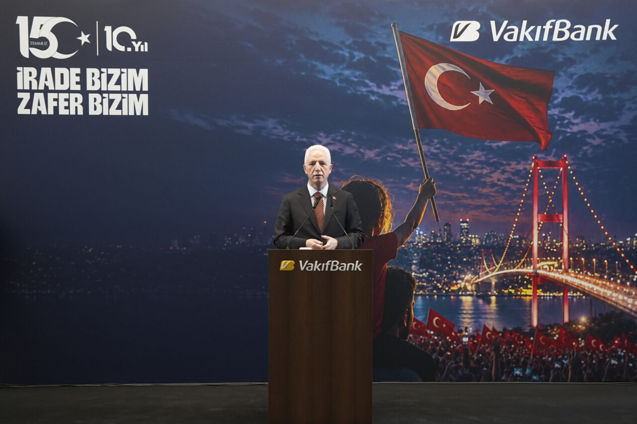 - Darbe girişimi gecesini kronolojik bir anlatımla ziyaretçilere aktaran sergi,