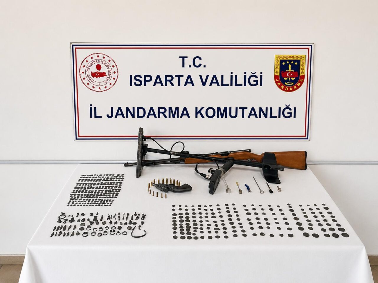 ISPARTA (AA) – Isparta'nın Yalvaç ilçesinde düzenlenen tarihi eser kaçakçılığı