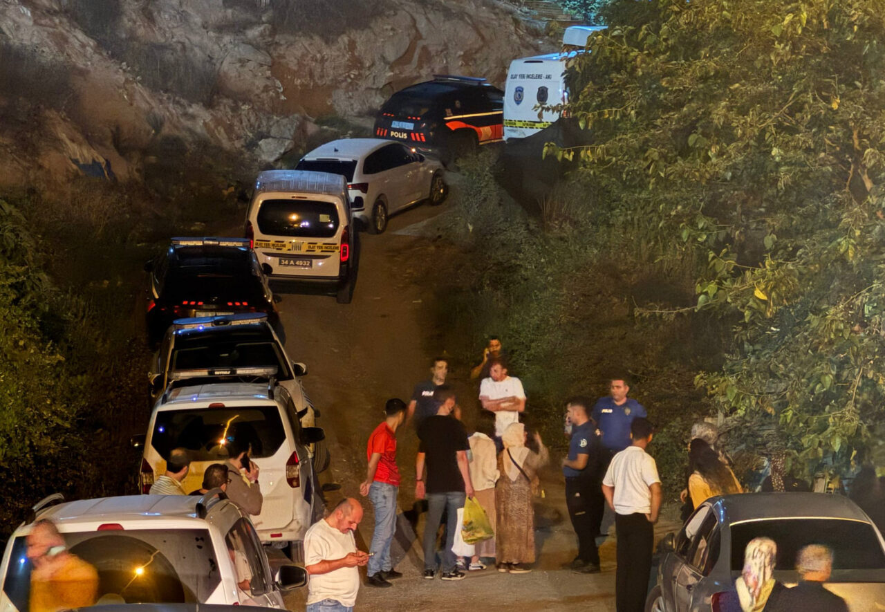 İSTANBUL (AA) – Arnavutköy'de bir kişi, boşandığı eşini ve oğlunu