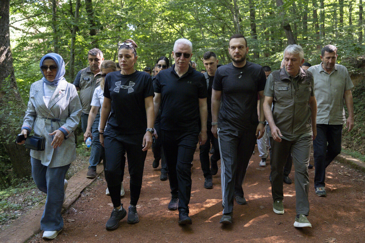 - İstanbul Valisi Davut Gül:
- "Saygıdeğer Emine Erdoğan Hanımefendi'nin liderliğinde