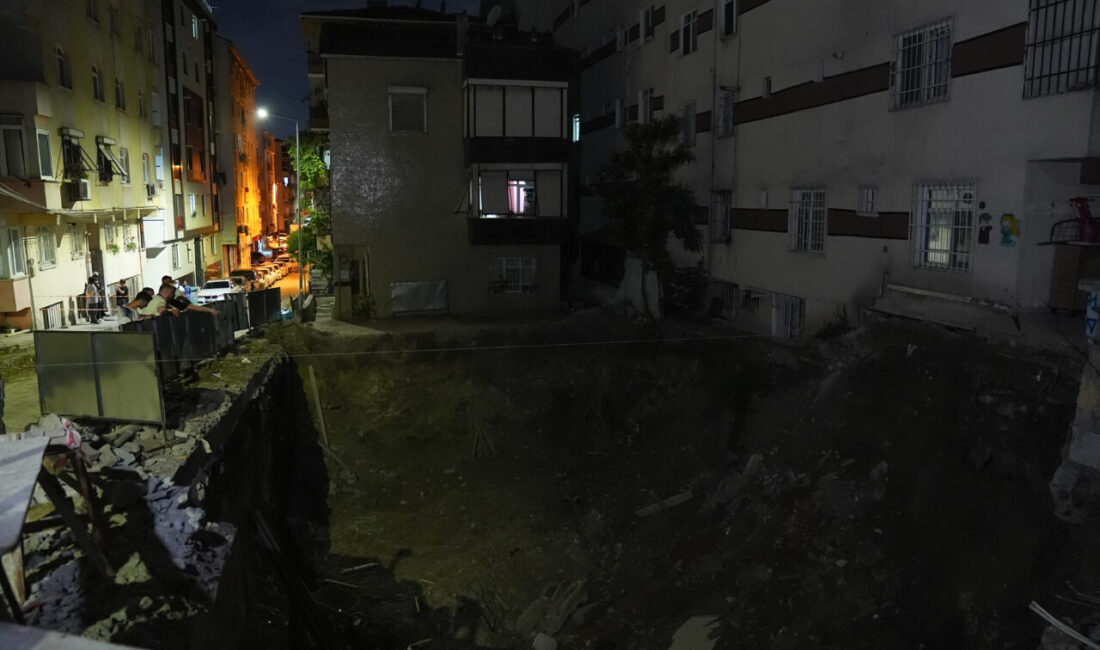 İSTANBUL (AA) – Bahçelievler'de yürütülen inşaat çalışması sırasında bitişikteki apartmanın
