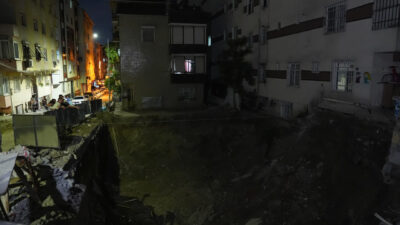 İSTANBUL (AA) – Bahçelievler'de yürütülen inşaat çalışması sırasında bitişikteki apartmanın