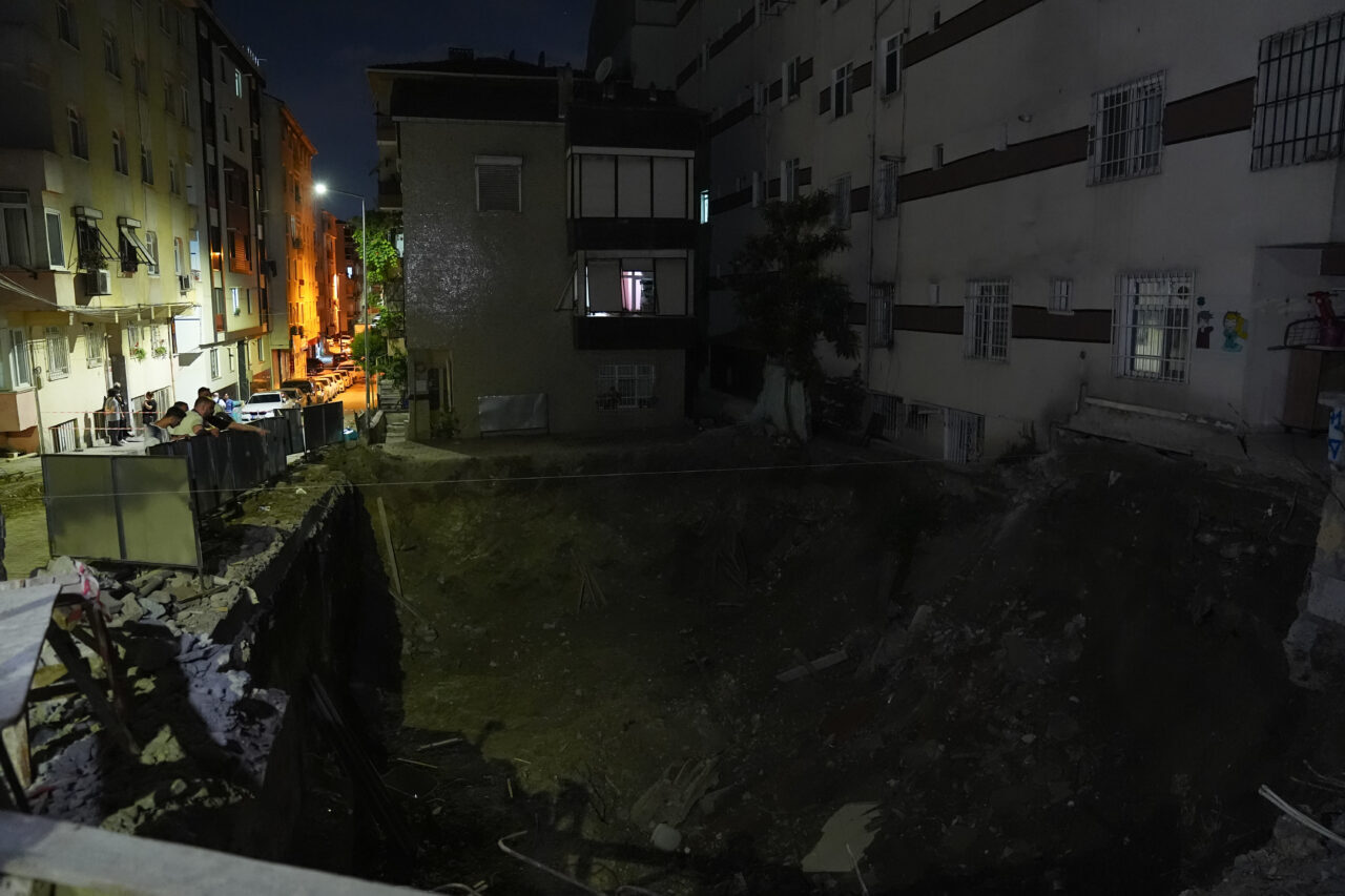 İSTANBUL (AA) – Bahçelievler'de yürütülen inşaat çalışması sırasında bitişikteki apartmanın