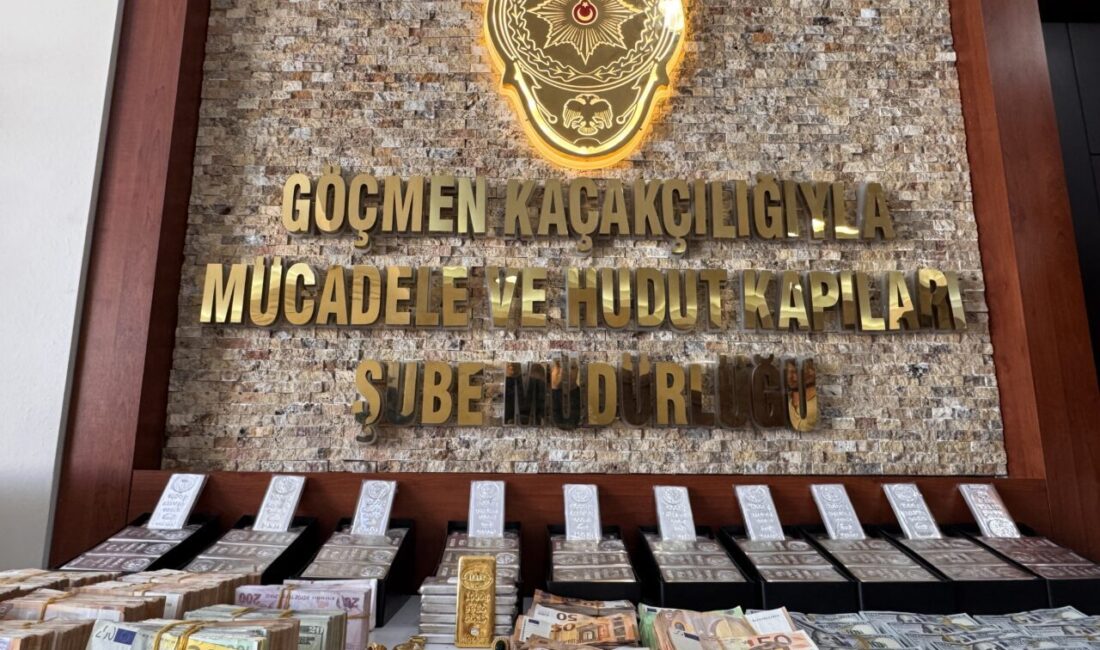 İSTANBUL (AA) – İstanbul'da, göçmen kaçakçılığından elde ettikleri suç gelirlerini