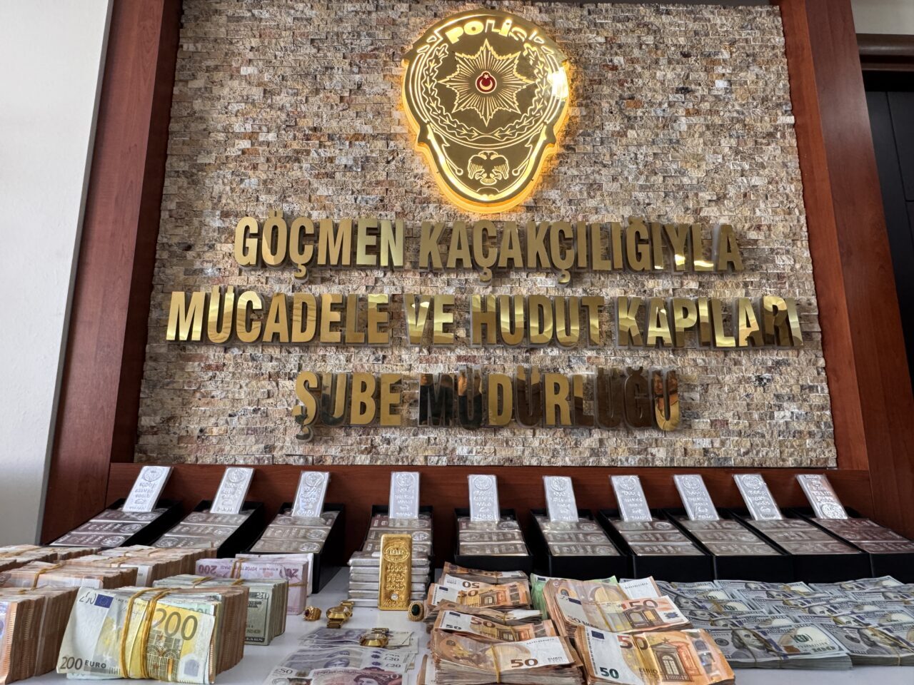 İSTANBUL (AA) – İstanbul'da, göçmen kaçakçılığından elde ettikleri suç gelirlerini