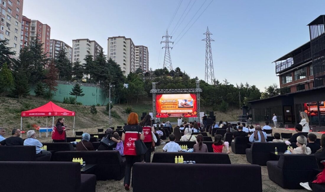 İSTANBUL (AA) – İstanbul'da düzenlenen açık hava sinema etkinliğinde, koruyucu