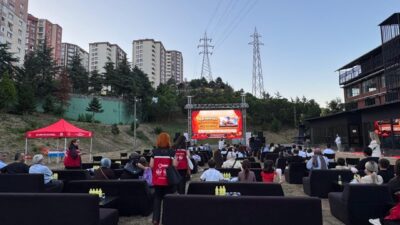 İSTANBUL (AA) – İstanbul'da düzenlenen açık hava sinema etkinliğinde, koruyucu