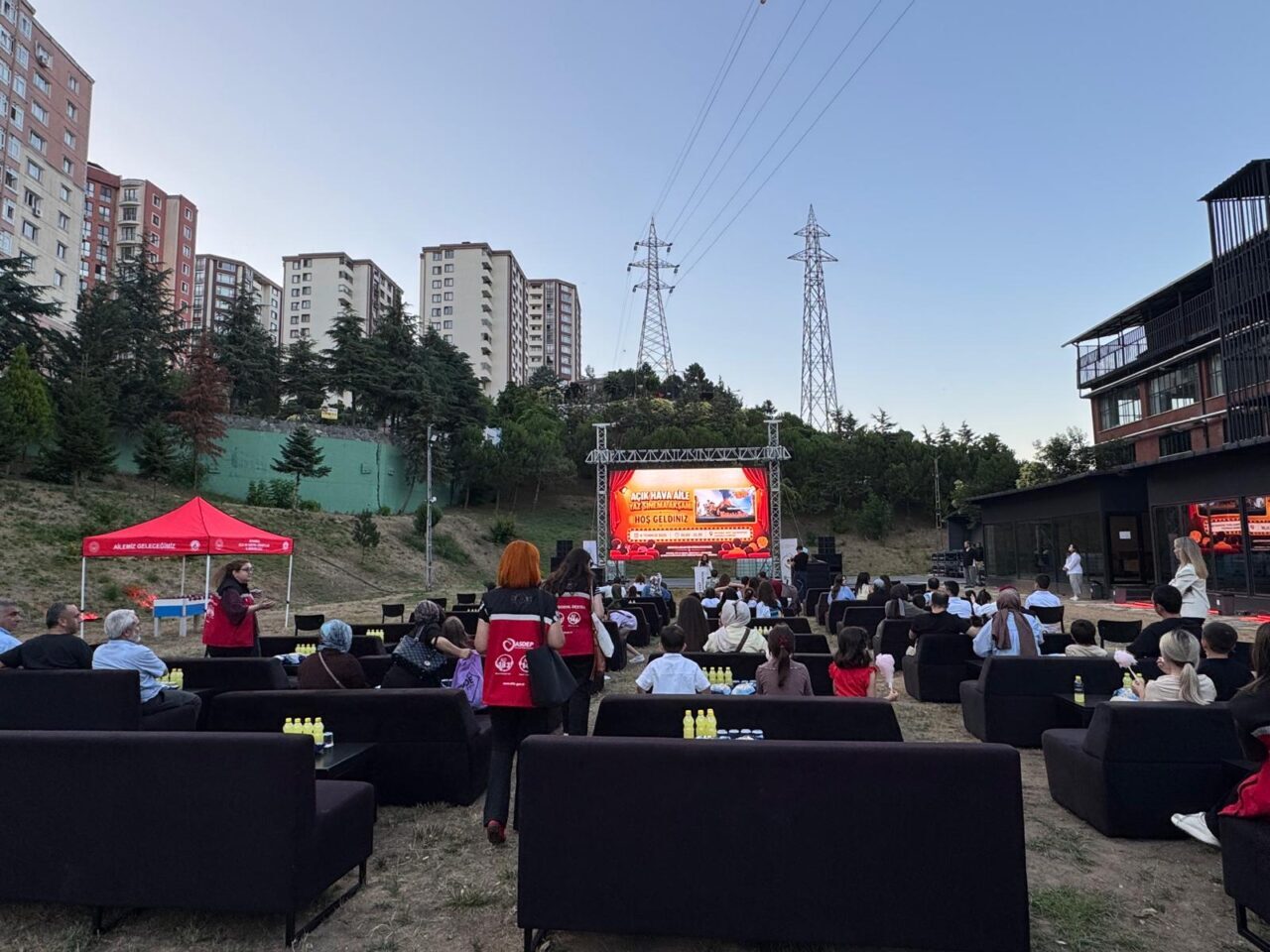İSTANBUL (AA) – İstanbul'da düzenlenen açık hava sinema etkinliğinde, koruyucu