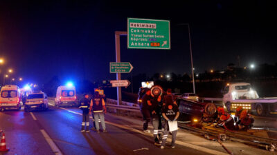 İSTANBUL (AA) – İstanbul TEM Otoyolu’nda minibüse çarptıktan sonra bariyerlere