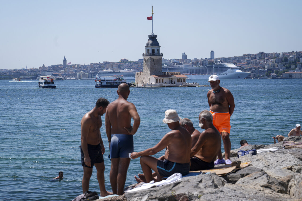 İSTANBUL (AA) – Megakentte sıcak havanın etkisini artırmasıyla serinlemek isteyen