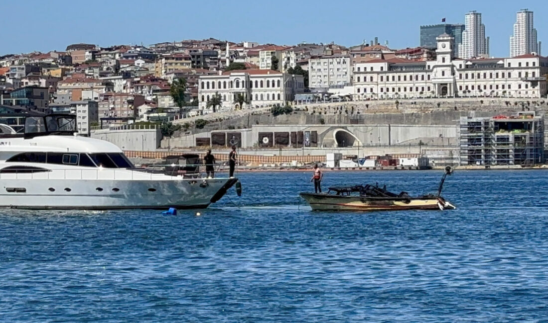 İSTANBUL (AA) – Fatih'te teknede çıkan yangın itfaiye ekiplerince söndürüldü.