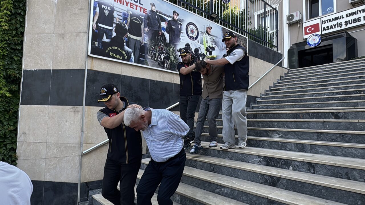 İSTANBUL (AA) – İstanbul'da, kendilerini polis ve savcı olarak tanıtıp