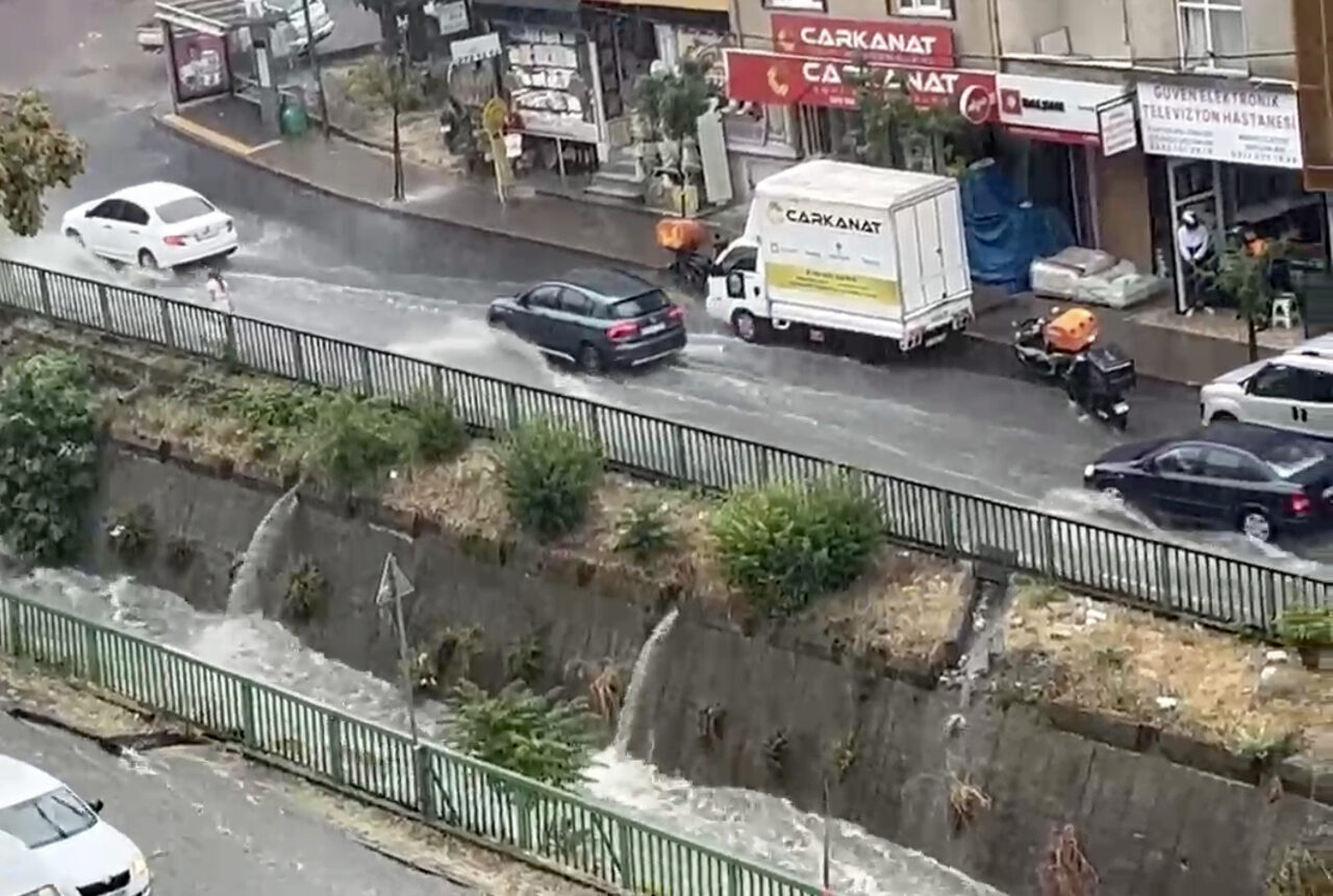 İSTANBUL (AA) – İstanbul'un bazı ilçelerinde gökgürültülü sağanak etkisini gösteriyor.