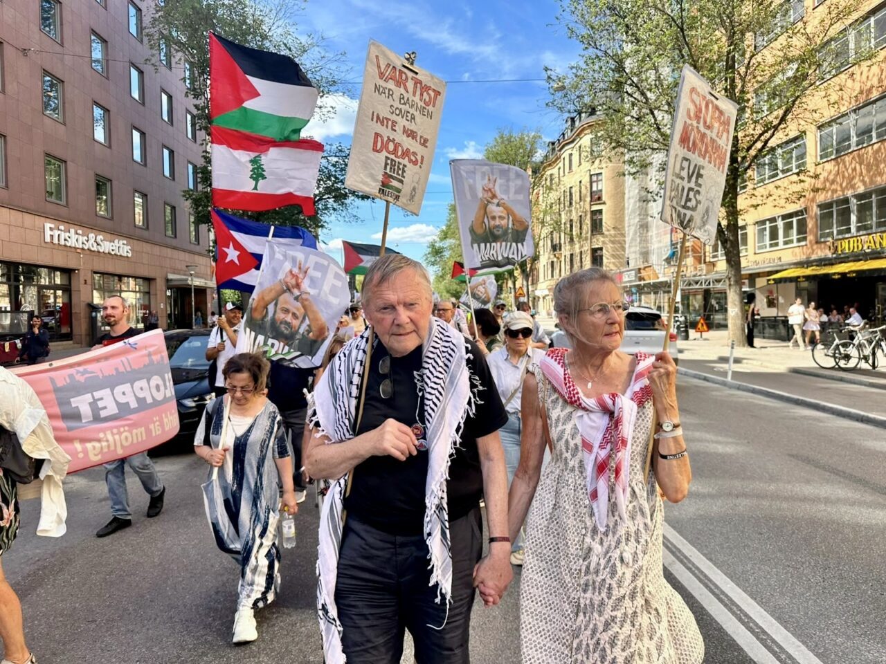 STOCKHOLM (AA) – İsveç'in başkenti Stockholm'de yüzlerce kişi, İsrail'in Gazze'ye