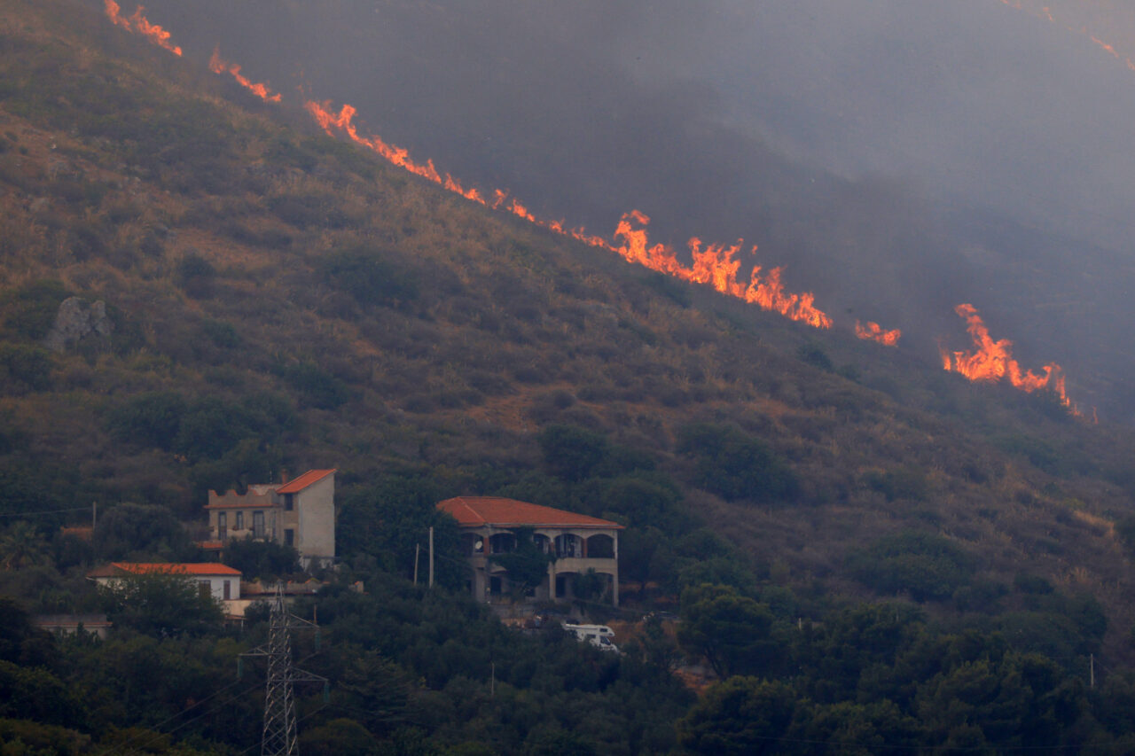 - Sağlık Bakanlığı, yarın için 15 kentte "kırmızı alarm" ilan