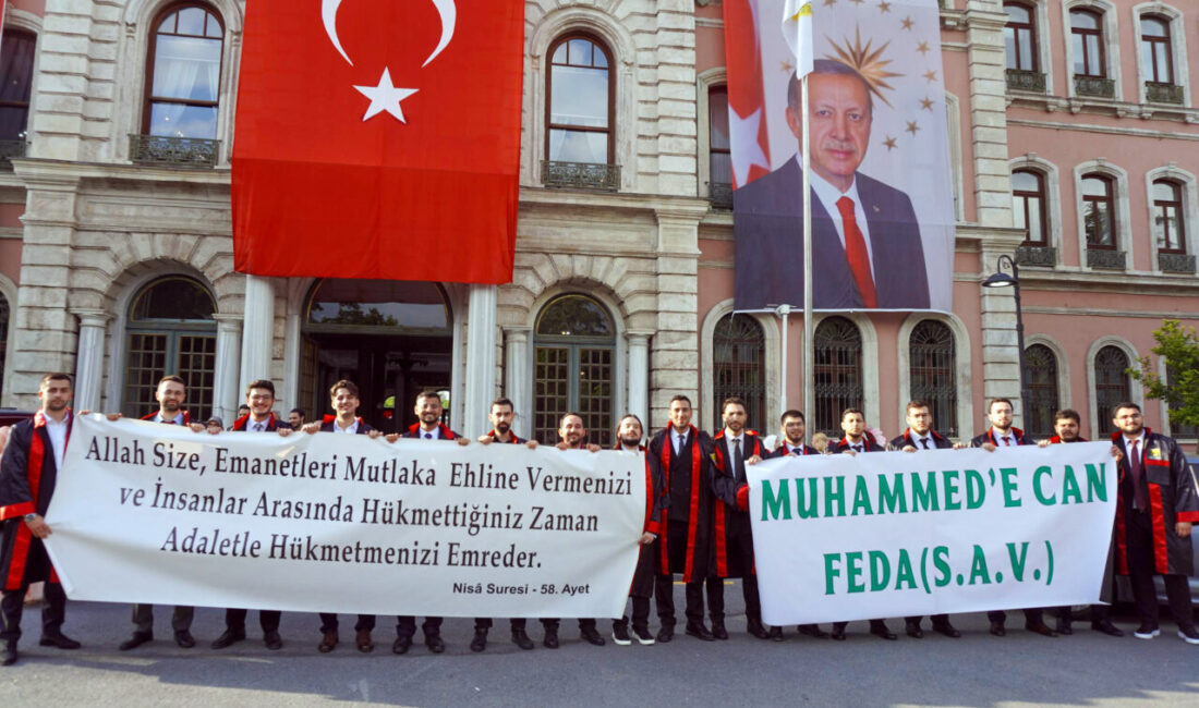 İSTANBUL (AA) – İstanbul Üniversitesi (İÜ) Hukuk Fakültesi öğrencileri, mezuniyetlerini