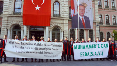 İSTANBUL (AA) – İstanbul Üniversitesi (İÜ) Hukuk Fakültesi öğrencileri, mezuniyetlerini