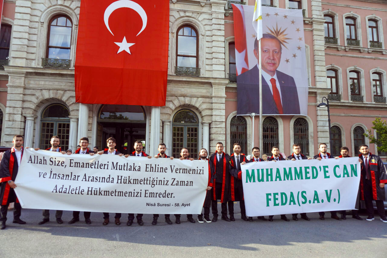 İSTANBUL (AA) – İstanbul Üniversitesi (İÜ) Hukuk Fakültesi öğrencileri, mezuniyetlerini