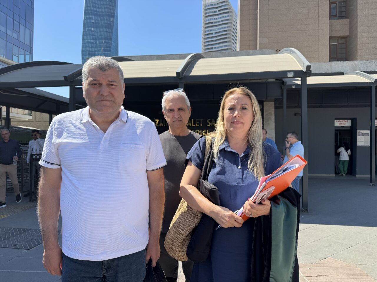 İZMİR (AA) – İzmir'in Konak ilçesinde sağanaktan korunmaya çalışırken elektrik