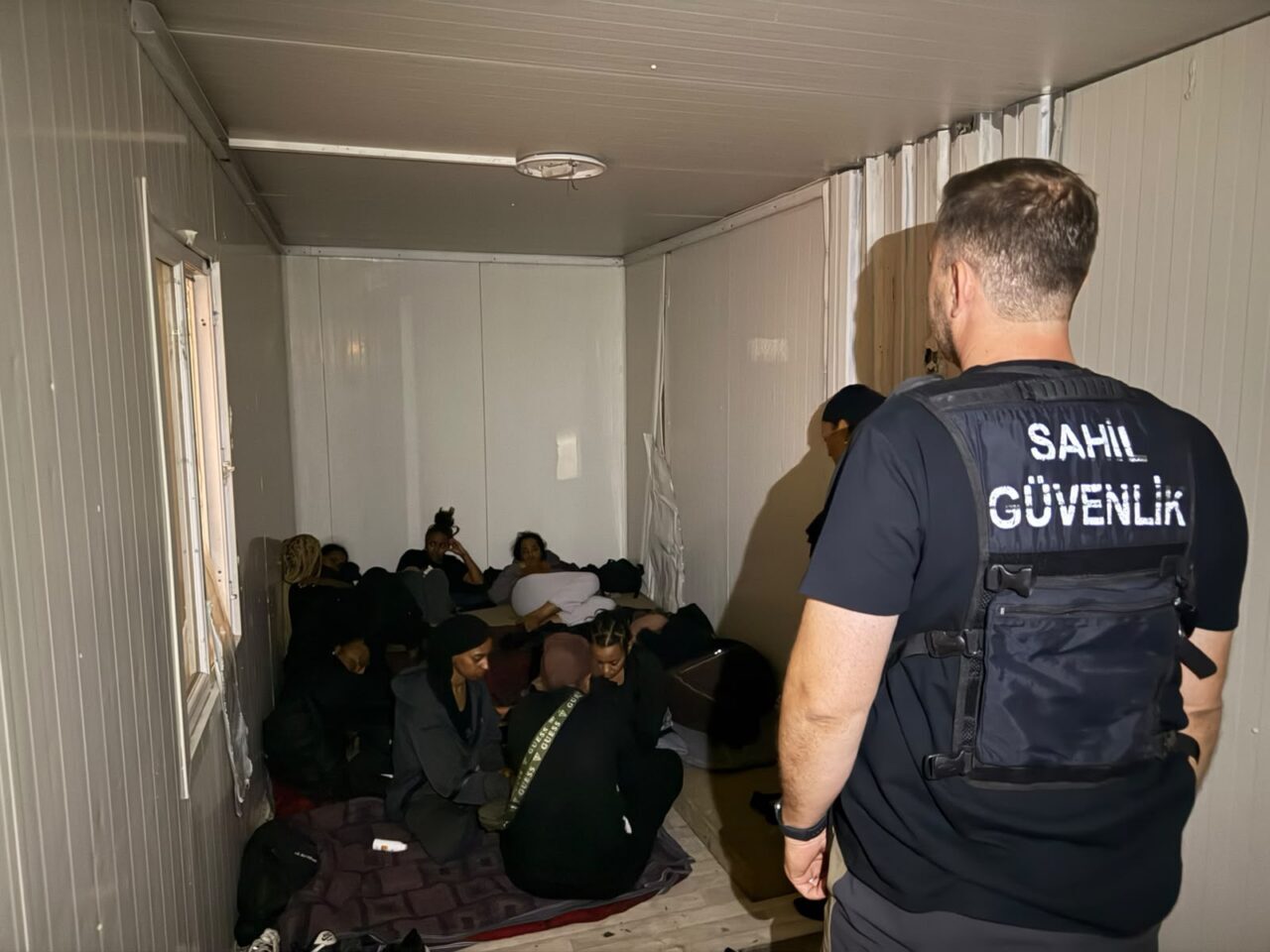 İZMİR (AA) – İzmir'in Çeşme ilçesinde 54 düzensiz göçmen yakalandı.