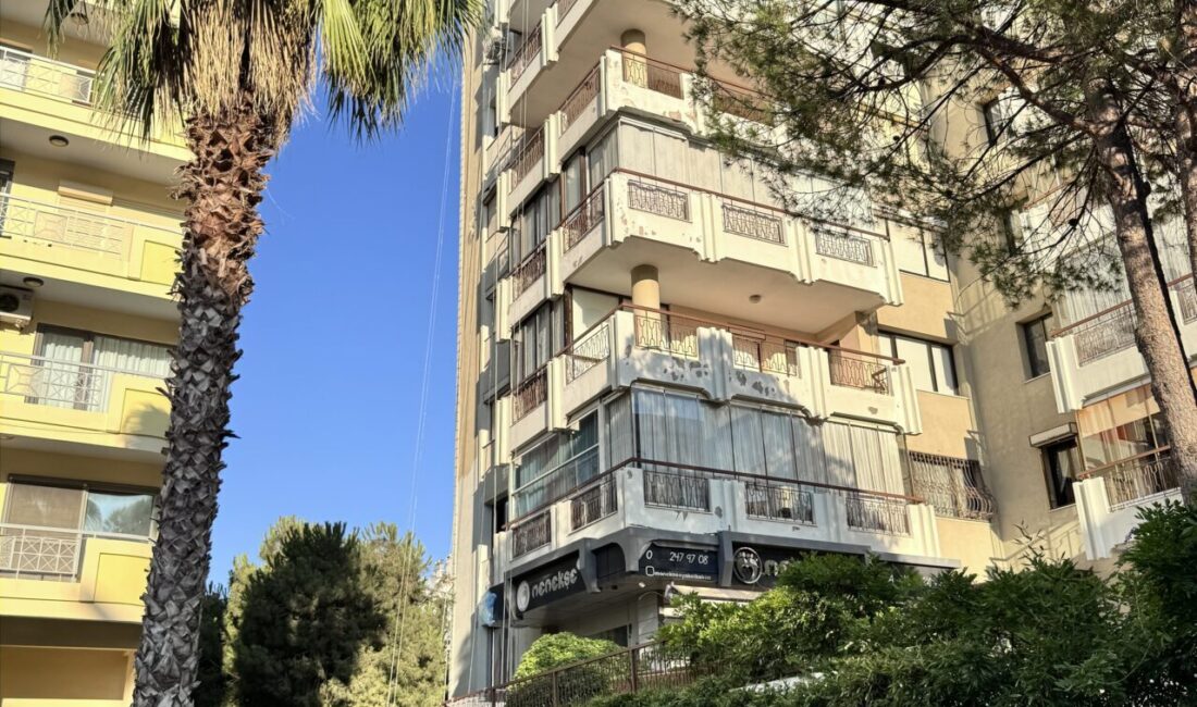 İZMİR (AA) – İzmir'in Balçova ilçesinde bir binanın dış cephesinde