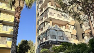 İZMİR (AA) – İzmir'in Balçova ilçesinde bir binanın dış cephesinde