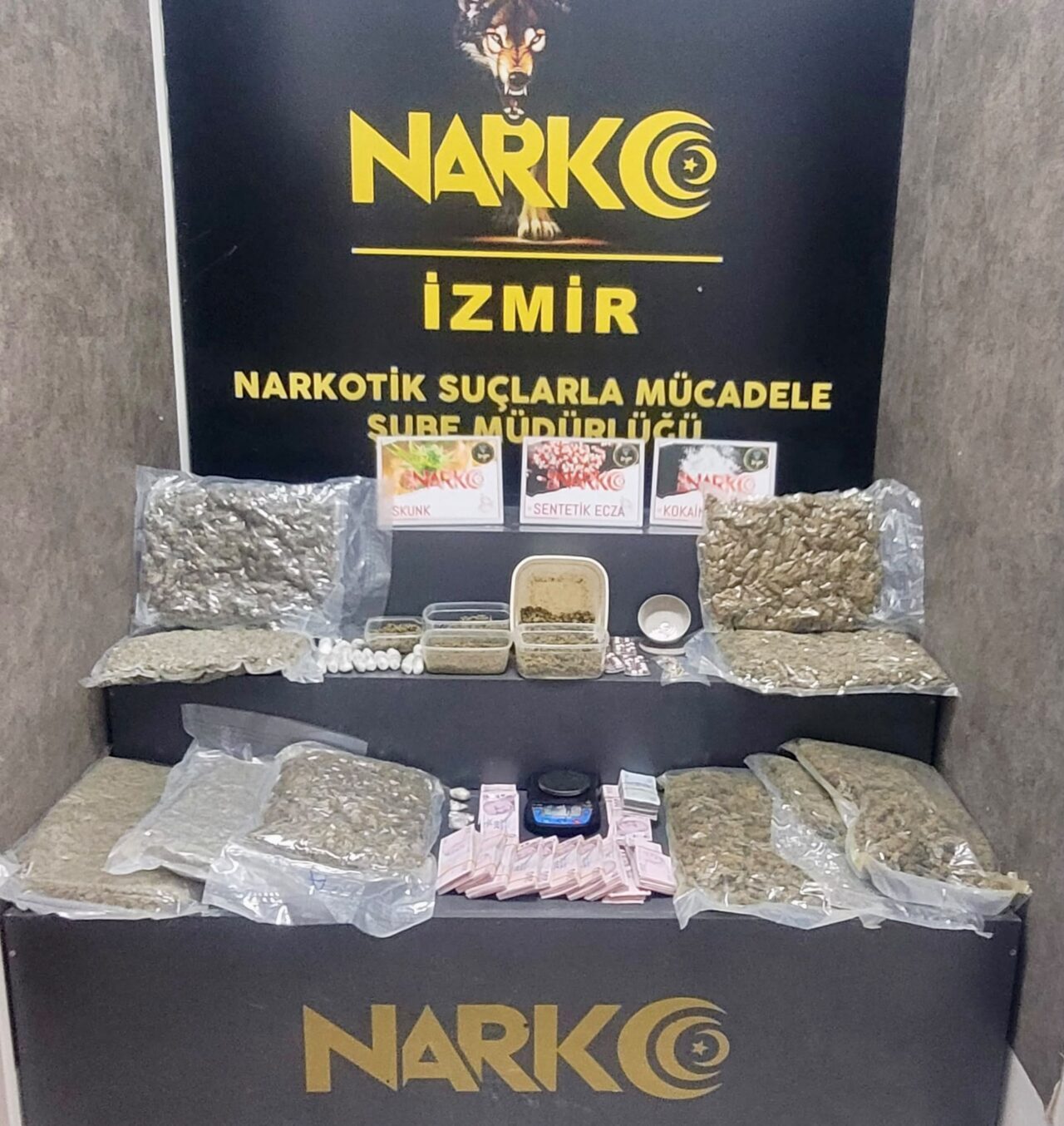 İZMİR (AA) – İzmir'in Karşıyaka ilçesinde "torbacı" olarak adlandırılan sokak