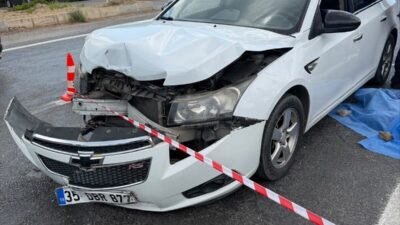 İZMİR (AA) – İzmir'in Menderes ilçesinde iki otomobilin çarpışması sonucu