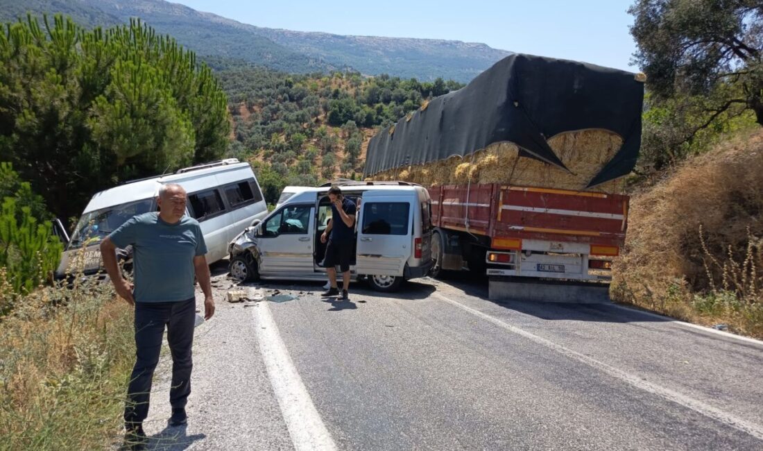 İZMİR (AA) – İzmir'in Beydağ ilçesinde minibüs ile hafif ticari